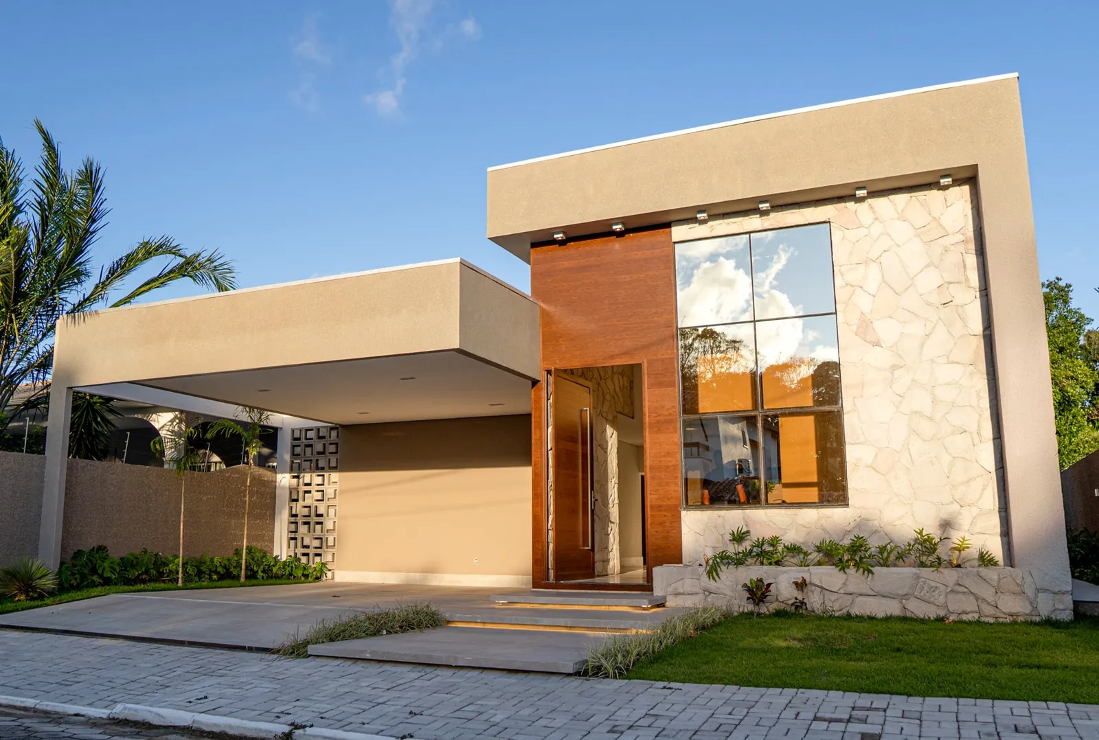 Casa térrea entregue pela MM, com fachada em pedra e madeira